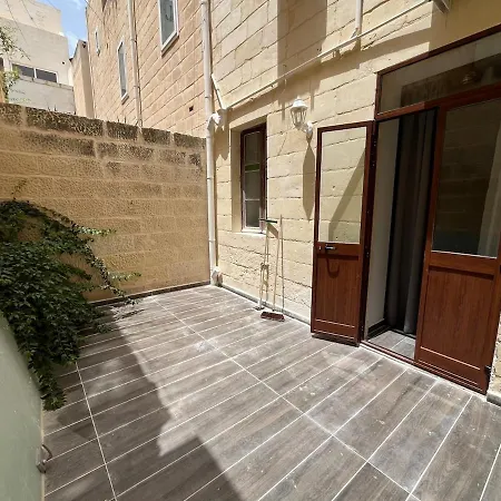 Apartment Flat With Backyard *