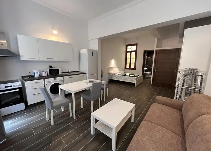 Flat With Backyard شقة سليمة