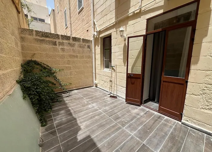 Апартаменты Flat With Backyard *